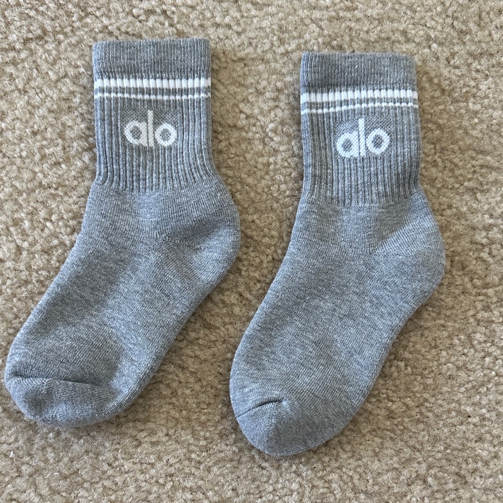 Alo Yoga Unisex Half Crew Throwback Socks, Small (5M-7M), Heather Grey/White